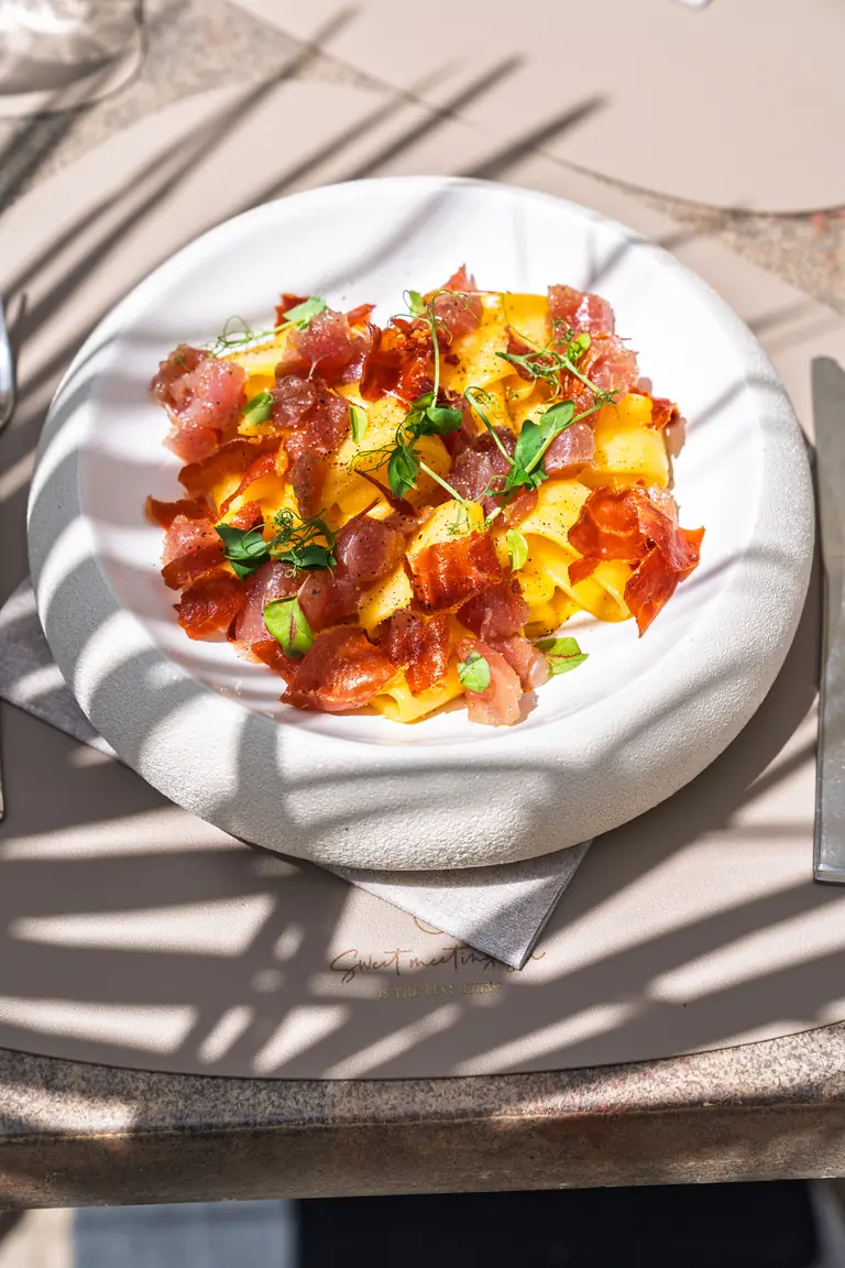 La carbonara di tonno di Kombo Street: tonno crudo, crema di tuorlo e prosciutto croccante