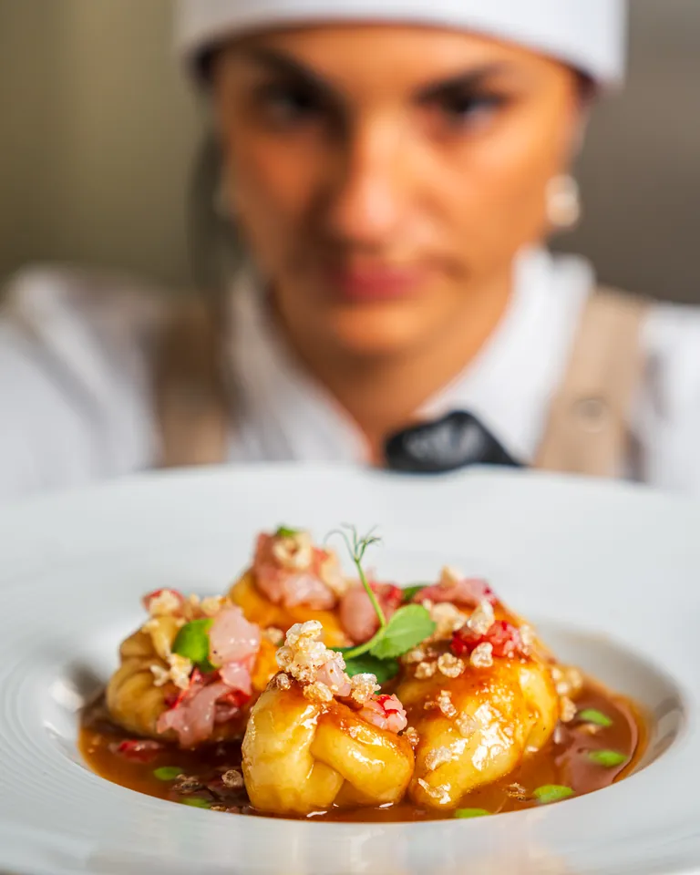 La chef Anna Greguoldo con i culurgiones nella crema di ricci